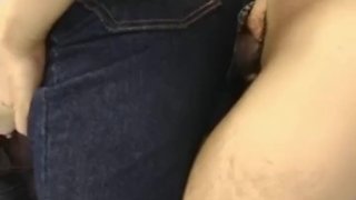 牛仔裤上有洞的日本少女完成了