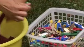 Reif mit großen Titten, die sich im Garten verwöhnen
