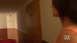 Rosyjska Nastolatka podnosi i ssie w windzie