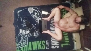 Seahawk fan masturbeert op mijn bed met plafondcamera.