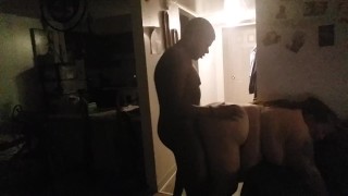 No puede manejar este coño ssbbw ... Inclinado en la sala de estar