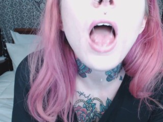 Fille Aux Cheveux Roses Tient La Bouche Grande Ouverte Pour Vous ;)