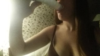 Een enorme dildo deepthroaten!