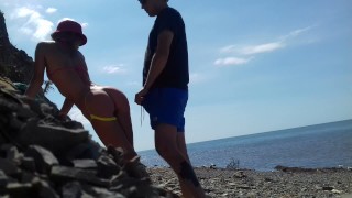 vraie levrette amateur sur la plage