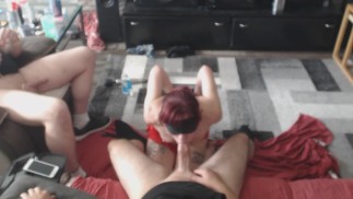Svázaný paroháč slutwife je závislý a miluje sát přátele tlustý penis