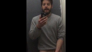 Ragazzo carino sborra sullo specchio