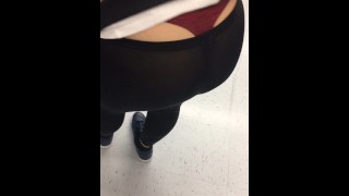 Een dagje uit met vrouw in doorzichtige leggings spandex