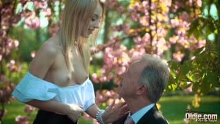 Jeune blonde gémissant en train de baiser un vieil homme, elle avale son éjaculation