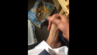 Masturbacja w magazynie nauczycielskim, gdy jest obok