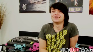Culo masturbándose twink juega con su gran polla en solitario