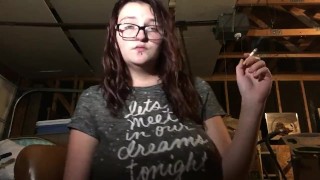 Hot tiener babe smokin in garage