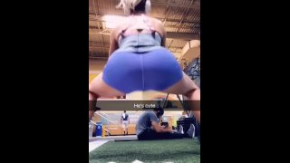 MILF Cherie DeVille daje Public BJ młodemu nieznajomemu na Snapchacie w publicznym ZWIASTUNIE SIŁOWNI
