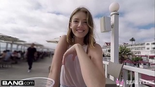 Real Teens - Novinha brinca com a buceta em público