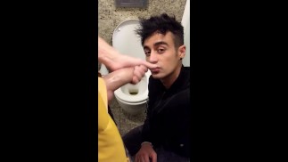 誰かが来ましたが、2回目についに公衆トイレを飲み込みます