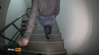 Fellation avec mon voisin, dans l'entrée, il me gicle sur le visage.