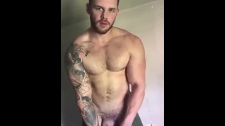 Matthew Camp nago pręży się i szarpie