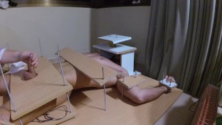 Amateur Femdom. Naald en handjob marteling
