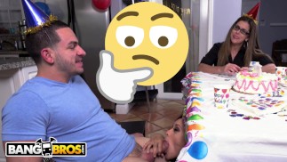BANGBROS - Черная Холли Хендрикс получает на день рождения