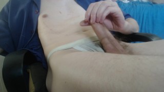 Pajeando en camisa de vestido, jockstrap, y calcetines.