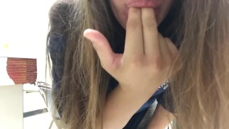 Pássaro cedo recebe o dedo na aula