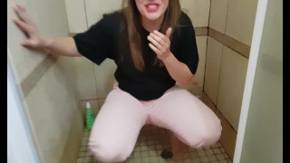 Stacey Reid pist in haar broek in de douche van haar vriendin!