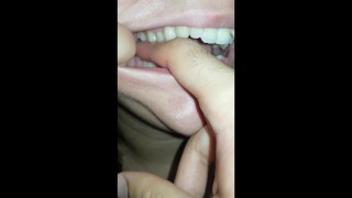 garota mordendo o dedo duro
