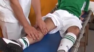 サッカー選手が怪我をし、チームメイトからフェラを受けた