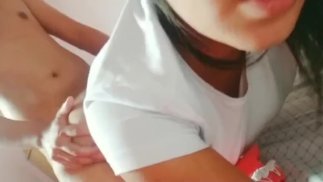 fidanzata che dà il caldo gemendo mentre schiaffeggia