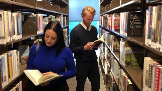 Angela White en ik lees stilletjes in een bibliotheek