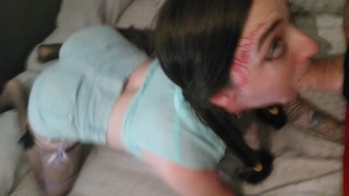 Cute petite babe eet harde lul voorovergebogen