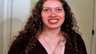 短いスカートの妊娠中のひよこは、兼でコーティングされたおっぱいを取得します