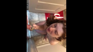 namorada bebe meu xixi de um copo 