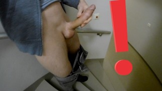 J’ai attrapé la deuxième après m’être éjaculé sur moi-même dans l’escalier