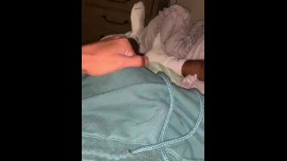 いとこが隣の部屋にいる間に私の肉を叩く