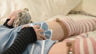 Femboy v sukni se těší maoning jako 
