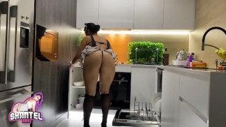 Gran Booty sirvienta limpia gran polla! Garganta profunda rimming cum Swallowed
