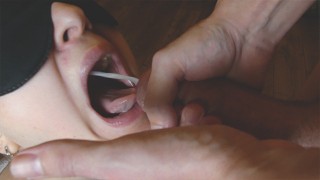 痴女の女の子はディックを吸って、口の中で絶頂の一部を得て、彼女と遊ぶ