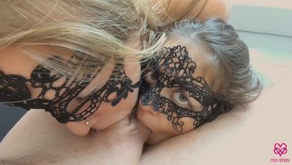 Zwei Mädchen Deepthroat Eier Schwanz Saugen 69 Ölig Sexy Arsch Sperma Schlucken
