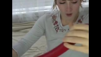 Dziewczyna wyciąga 33-calowe dildo z mema z gardła