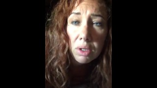当我在肚子上摩擦我的阴蒂时，看着翻白眼的高潮！气喘吁吁地讲述了她成为 Pornhub 模特的原因