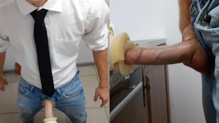 Der Typ mit dem großen Schwanz schloss den Hauswirtschaftsraum ab und pumpte Sperma in einen künstli