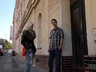 HUNT4K. Nádherná Holka Si Užívá Orální Sex a Kurva Kundička Za Peníze