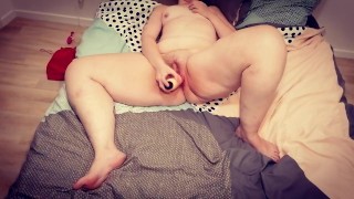 Ela cumpre várias vezes com seu grande vibrador vibrador