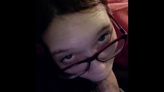 Ascolta questo ragazzo trangugiare sperma in macchina! Puoi sentirla ingoiarlo