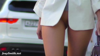 独立した女性。パンティーなしのパンストでJeny Smith