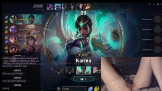Gamer Girl kommt, während sie League of Legends ARAM (Lux/Sona OTP) zockt