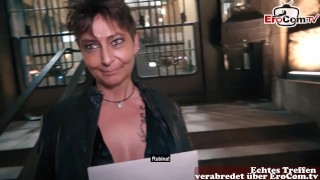 Kortharige Duitse tattoo huisvrouw maakt openbare seks blinddate op straat