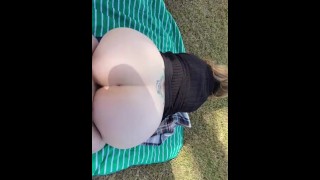 Sex in einem öffentlichen Park! Ich hoffe, jemand schaut zu!