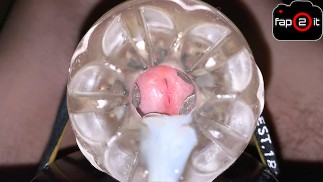 Heißer Kerl kommt viel in Fleshlight, während er laut stöhnt - 4K