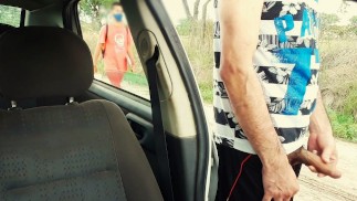 男人路过时撒尿和射精......